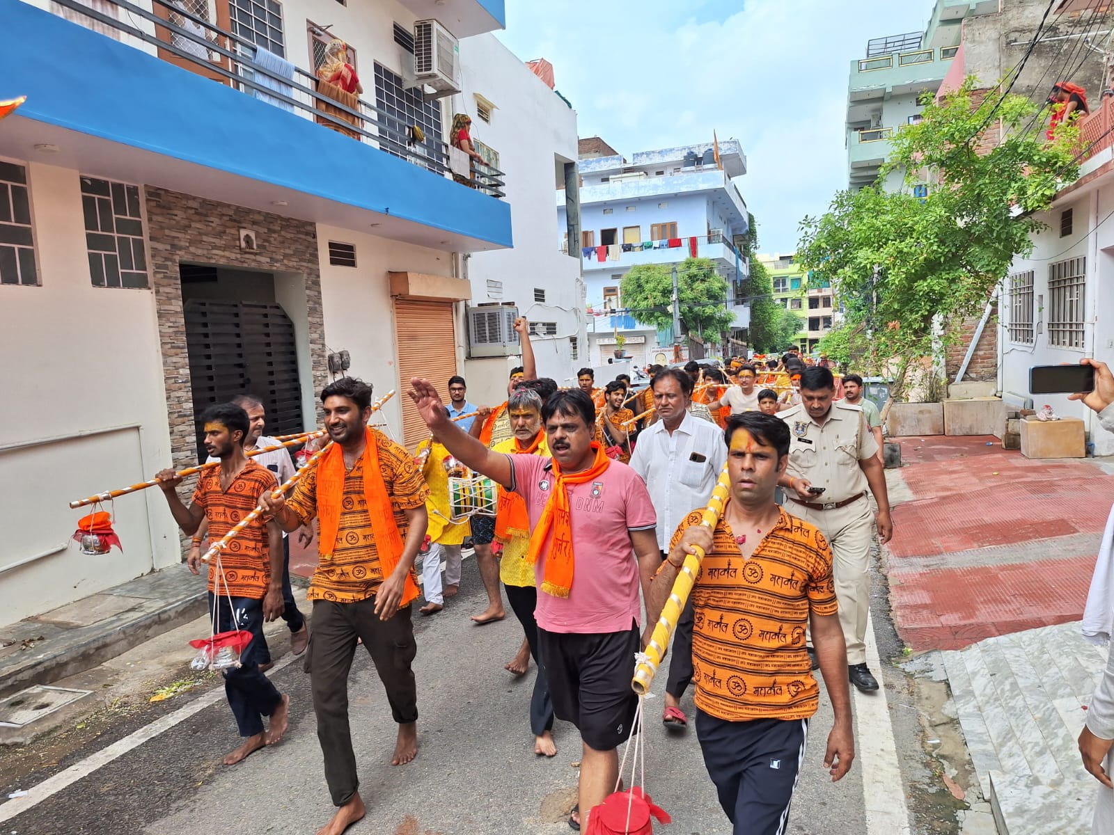 बीजेपी नेता आलोक पारीक और उनकी टीम ने कावड़ यात्रा और कलश यात्रा का किया पुष्प वर्षा से स्वागत।