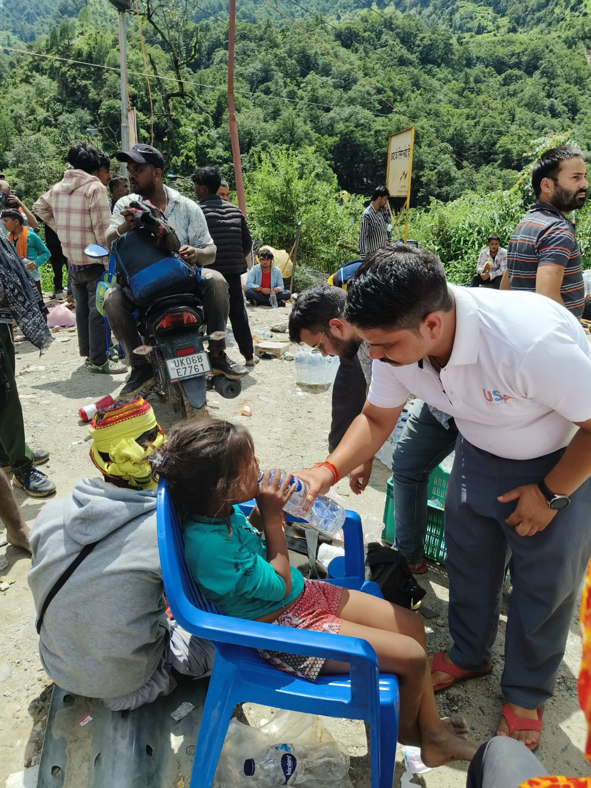 युवा कांग्रेस के जिलाध्यक्ष करमवीर कुंवर और जीप टैक्सी यूनियन गुप्तकाशी की टीम ने सर्वप्रथम घायलों के लिए पहुंचाया प्राथमिक उपचार सामग्री।