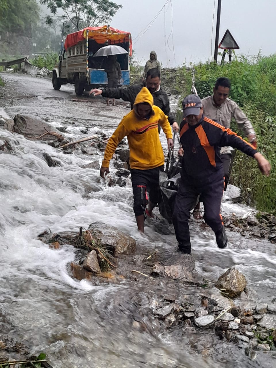 फाटा हेलीपैड के समीप खाट गदेरे के पास  नेपाली मूल के 4  लोगों की मालवे में दबने से हुई मौत।