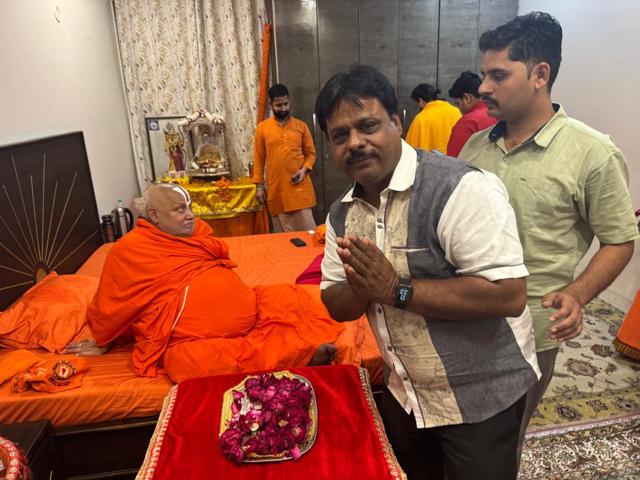 बीजेपी नेता आलोक पारीक ने किए जगतगुरू श्री रामभद्राचार्य जी महाराज के दर्शन।