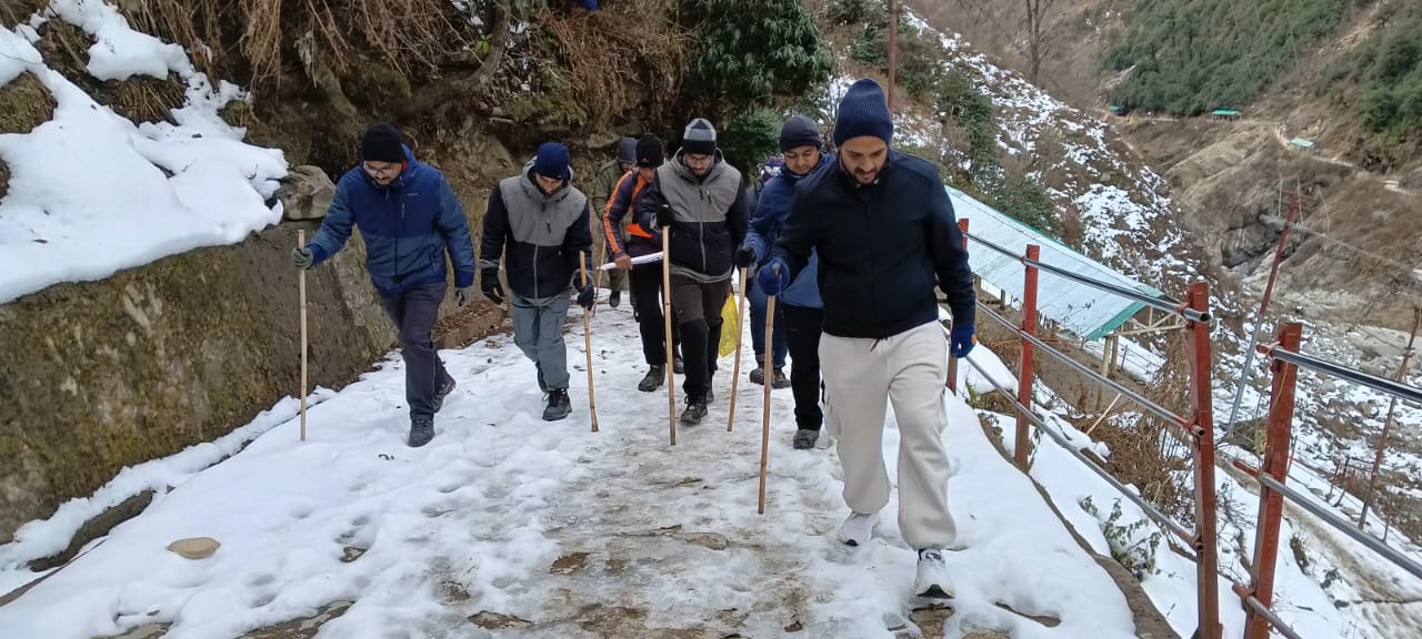 *भारी बर्फ होने के बावजूद जिलाधिकारी सौरभ गहरवार एवं पुलिस अधीक्षक अक्षय प्रहलाद कौंडे ने गौरीकुंड से केदारनाथ तक पैदल चलकर केदारनाथ यात्रा मार्ग एवं केदारनाथ धाम में चल रहे निर्माण कार्यो का स्थलीय निरीक्षण कर लिया जायजा*