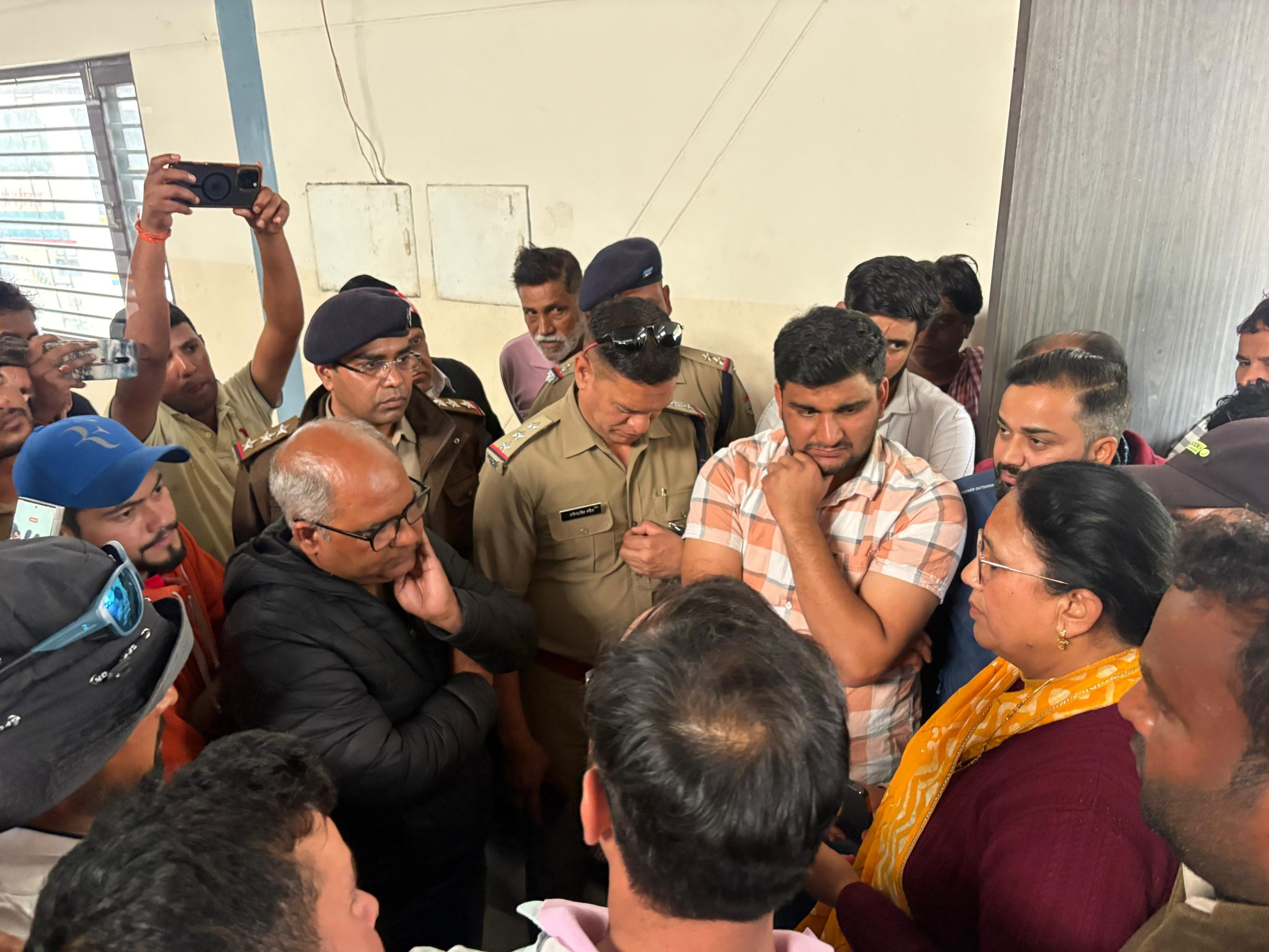 विधायक आशा नौटियाल ने किया सीतापुर पार्किंग का निरीक्षण