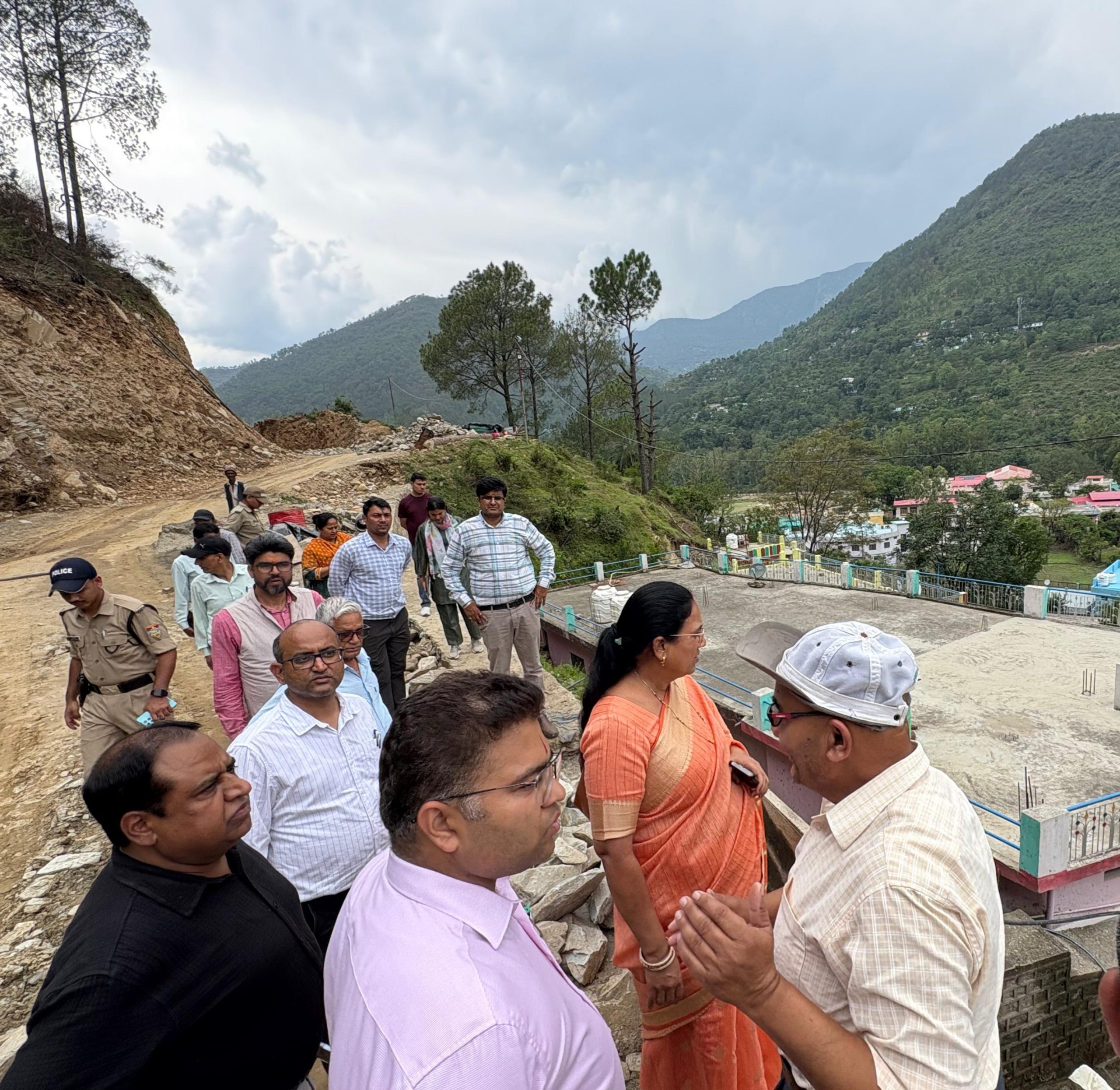 विधायक आशा नौटियाल ने किया जिलाधिकारी विशाल मिश्रा के साथ अगस्त्यमुनि के निर्माणाधीन बाईपास का निरीक्षण, सुदृढ़ ड्रेनेज व्यवस्था के दिए निर्देश।
