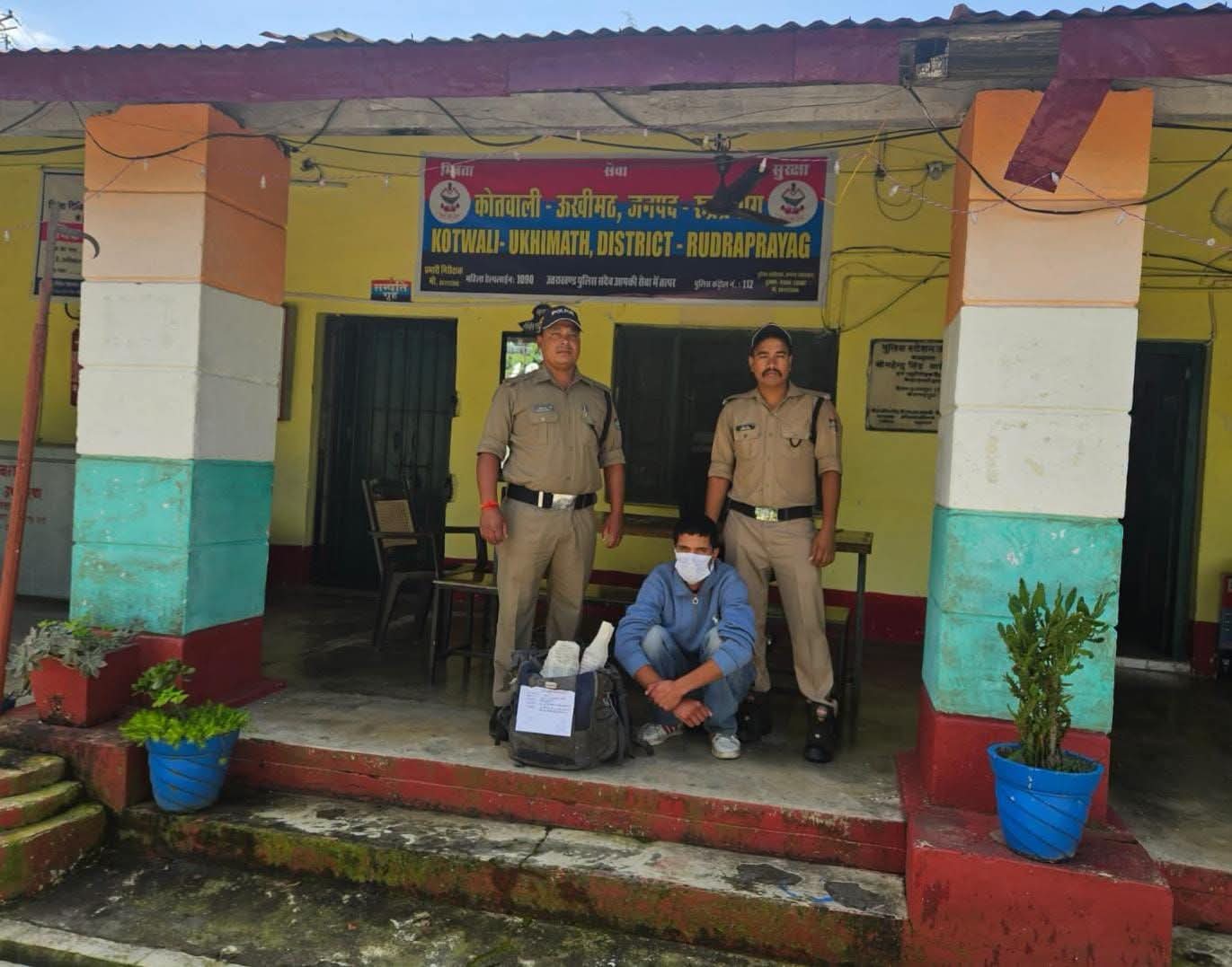 वाहन चेकिंग के दौरान अवैध शराब का परिवहन करते नेपाली युवक गिरफ्तार।
